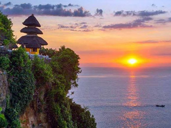 https://balihoneymoon.com/assets/images/sunsets/uluwatu_temple.png?utm_source=chatgpt.com